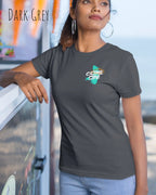 das bild zeigt eine frau, die ein design-t-shirt mit femininem schnitt in der farbe dark grey und mit dem motiv  come on trägt.