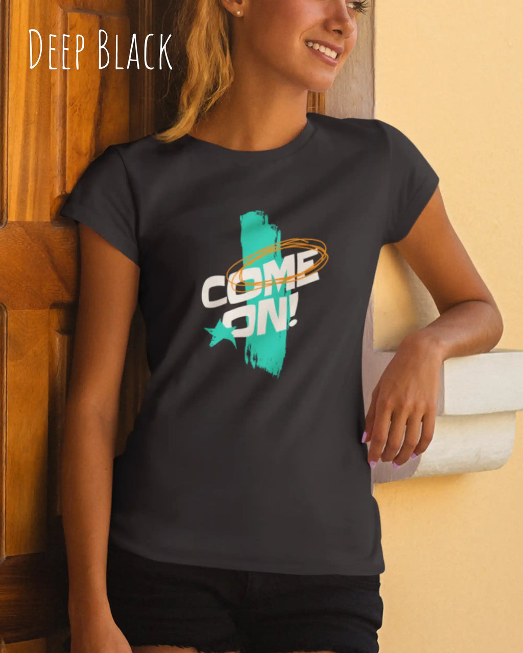 das bild zeigt eine frau, die ein design-t-shirt mit femininem schnitt in der farbe deep black und mit dem motiv  come on trägt.