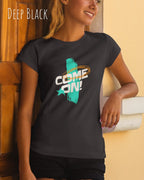 das bild zeigt eine frau, die ein design-t-shirt mit femininem schnitt in der farbe deep black und mit dem motiv  come on trägt.