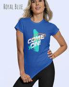 das bild zeigt eine frau, die ein design-t-royal blue und mit dem motiv  come on trägt.