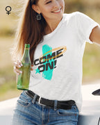 das bild zeigt eine frau, die ein design-t-shirt mit femininem schnitt in der farbe arctic white und mit dem motiv  come on vorne auf der brust  trägt.