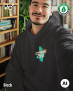 dieses bild zeigt eine lächelnde person, die einen nachhaltigen oversized hoodie in black mit dem design "come on" oben links trögt.