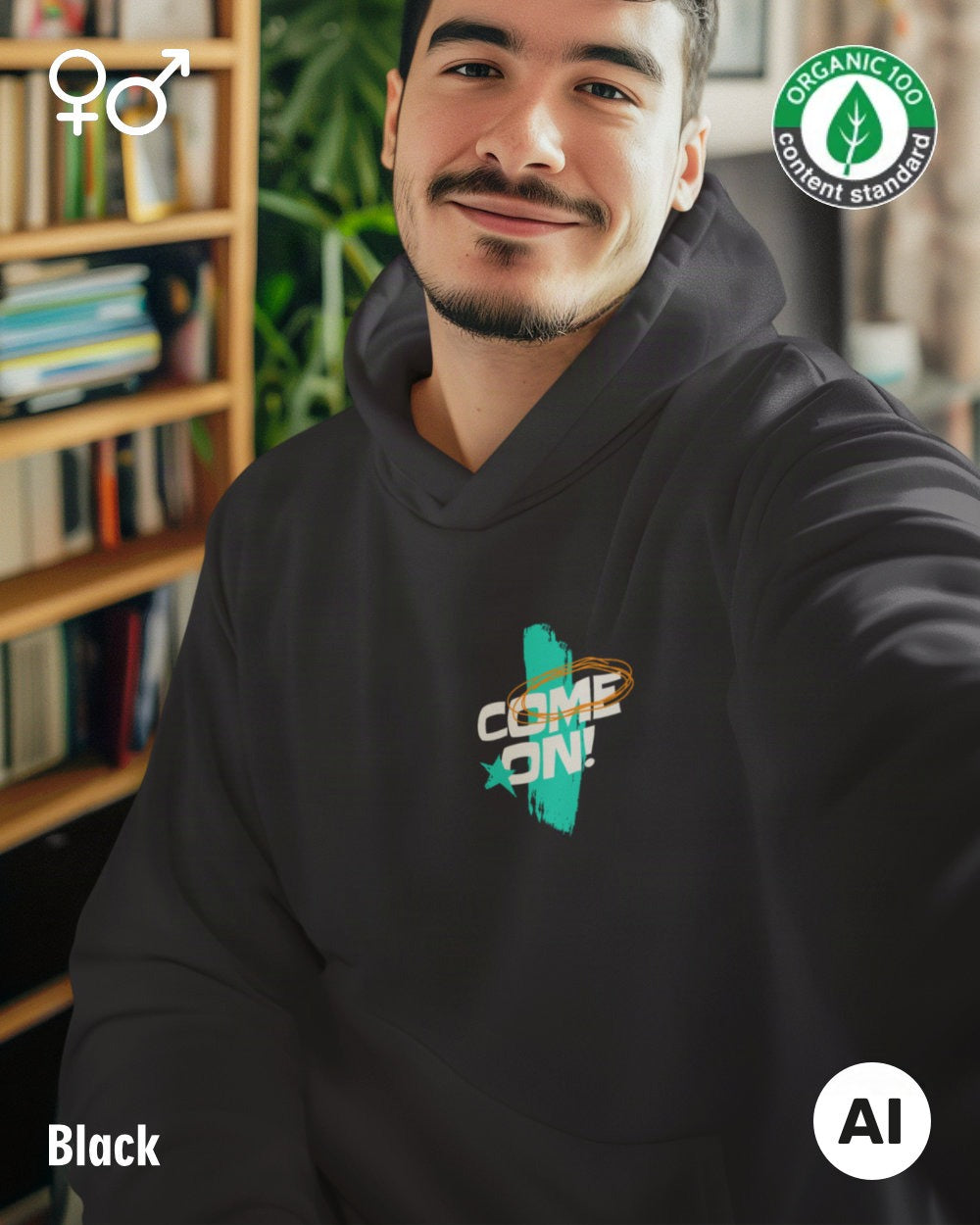 dieses bild zeigt eine lächelnde person, die einen nachhaltigen oversized hoodie in black mit dem design "come on" oben links trögt.