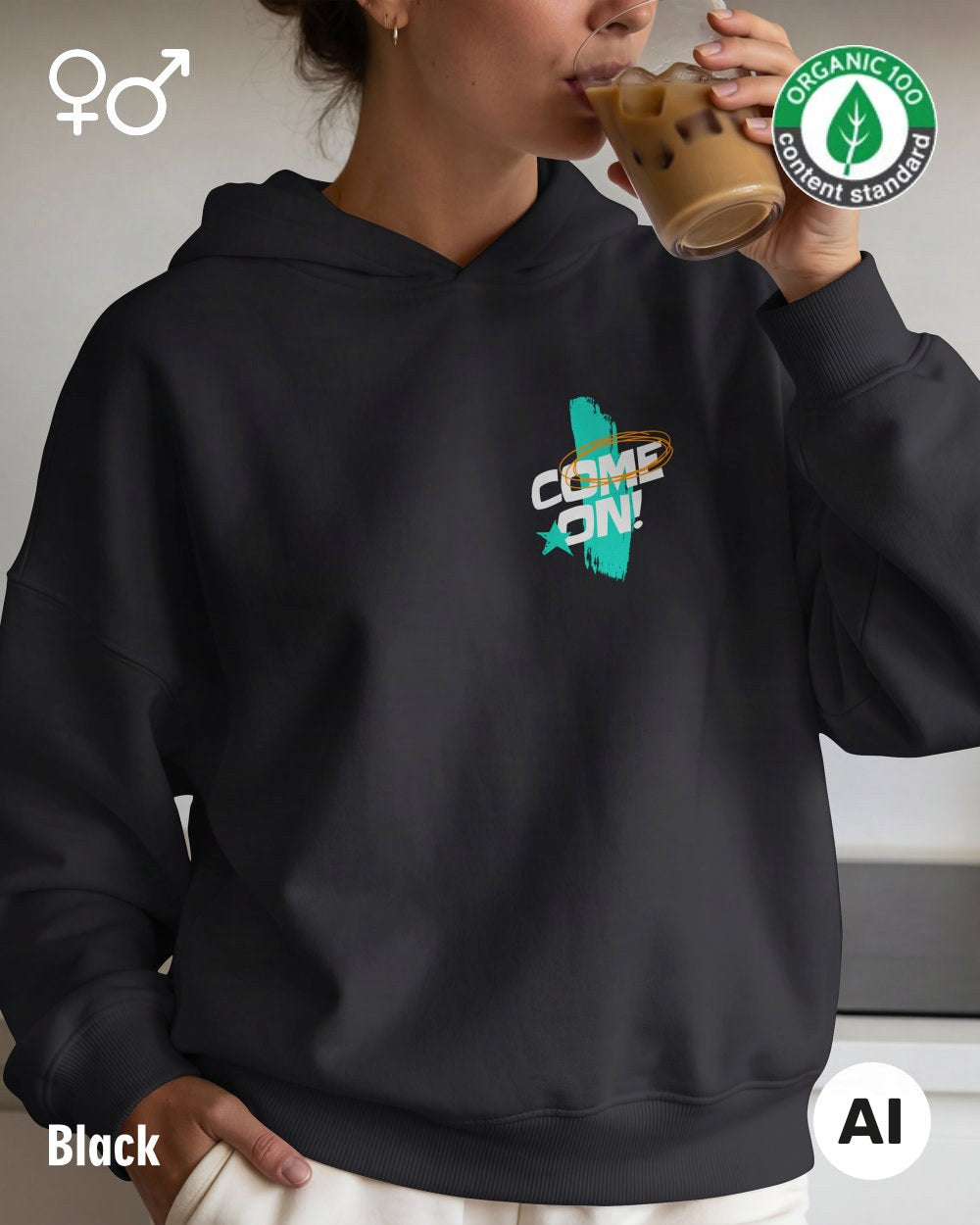 dieses bild zeigt eine frau, die einen nachhaltigen oversized hoodie in black mit dem design "come on" vorne oben links trögt.