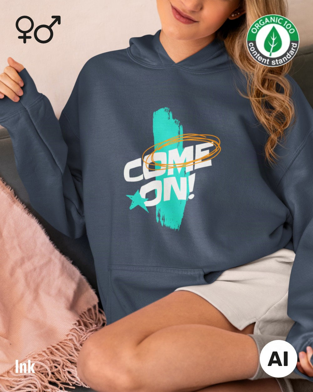 dieses bild zeigt eine blonde  frau, die einen nachhaltigen oversized hoodie in ink mit dem design "come on" vorne mittig auf der brust trögt.