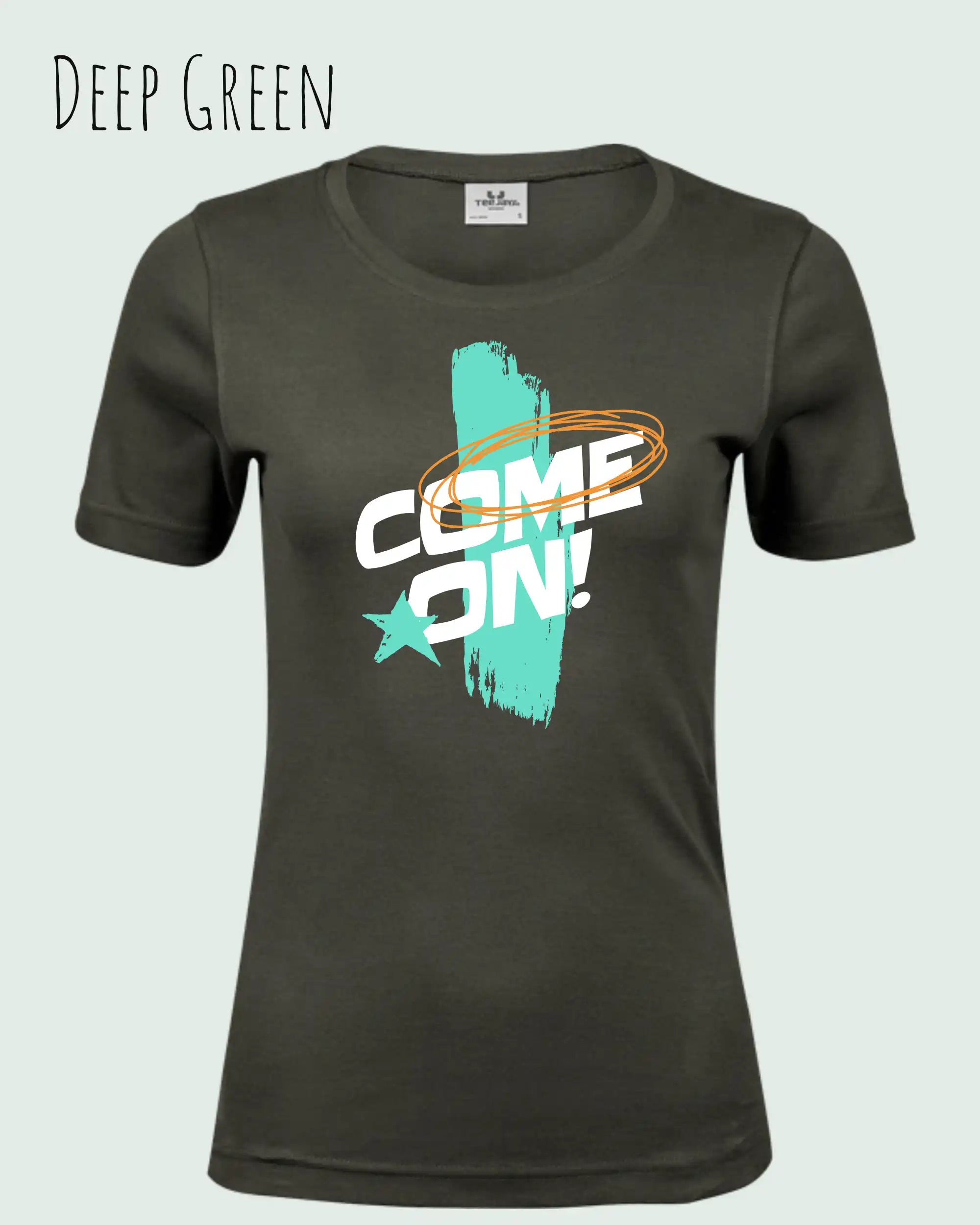 das bild zeigt das T-Shirt Tee Jays Women's Interlock Tee STYLE 580 in der farbe deep green mit dem dynamischen  design "COME ON",