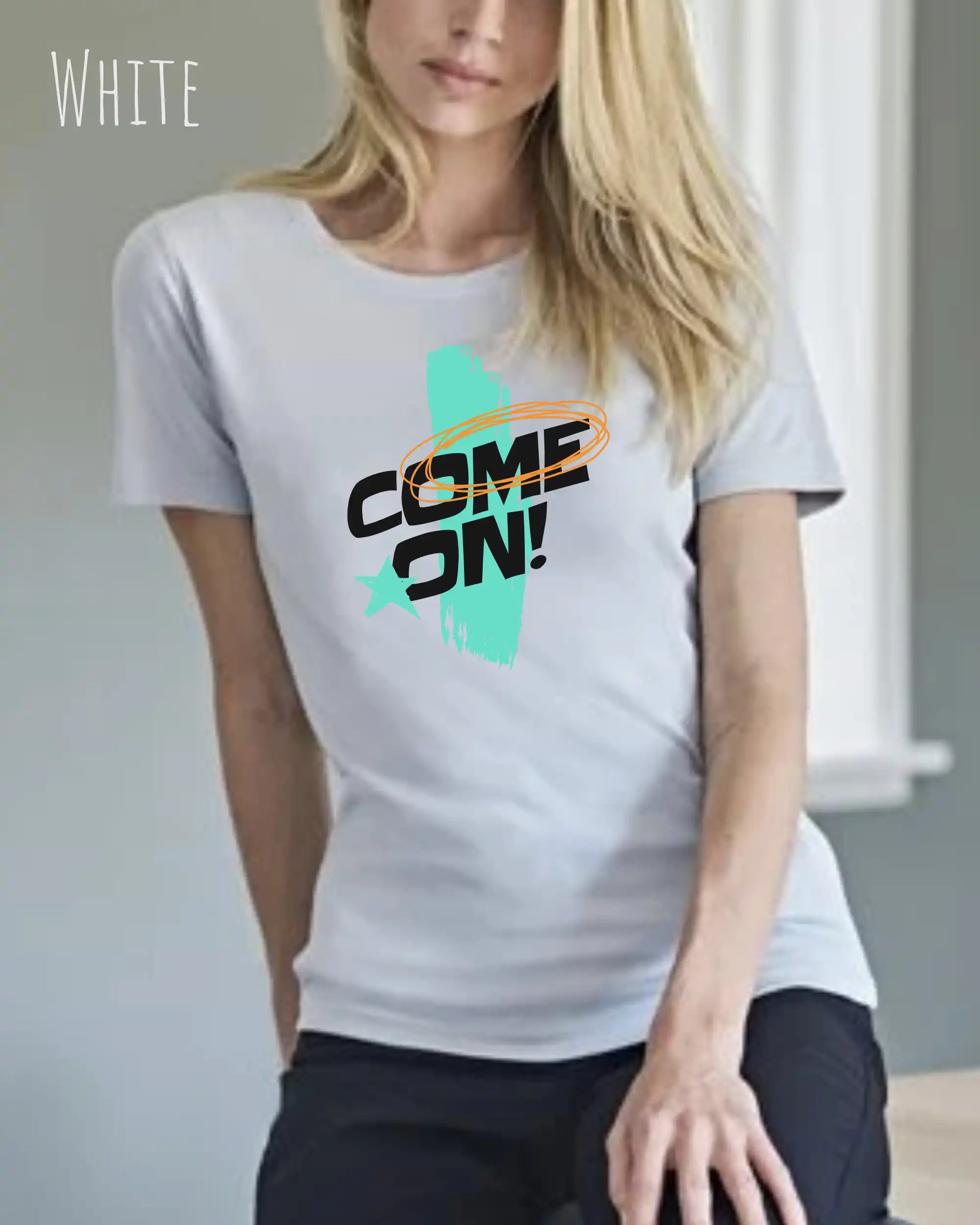 das bild zeigt eine frau, die ein design t-shirt mit femininem schnitt in der farbe white und mit der dynamischen grafik "come on" trägt