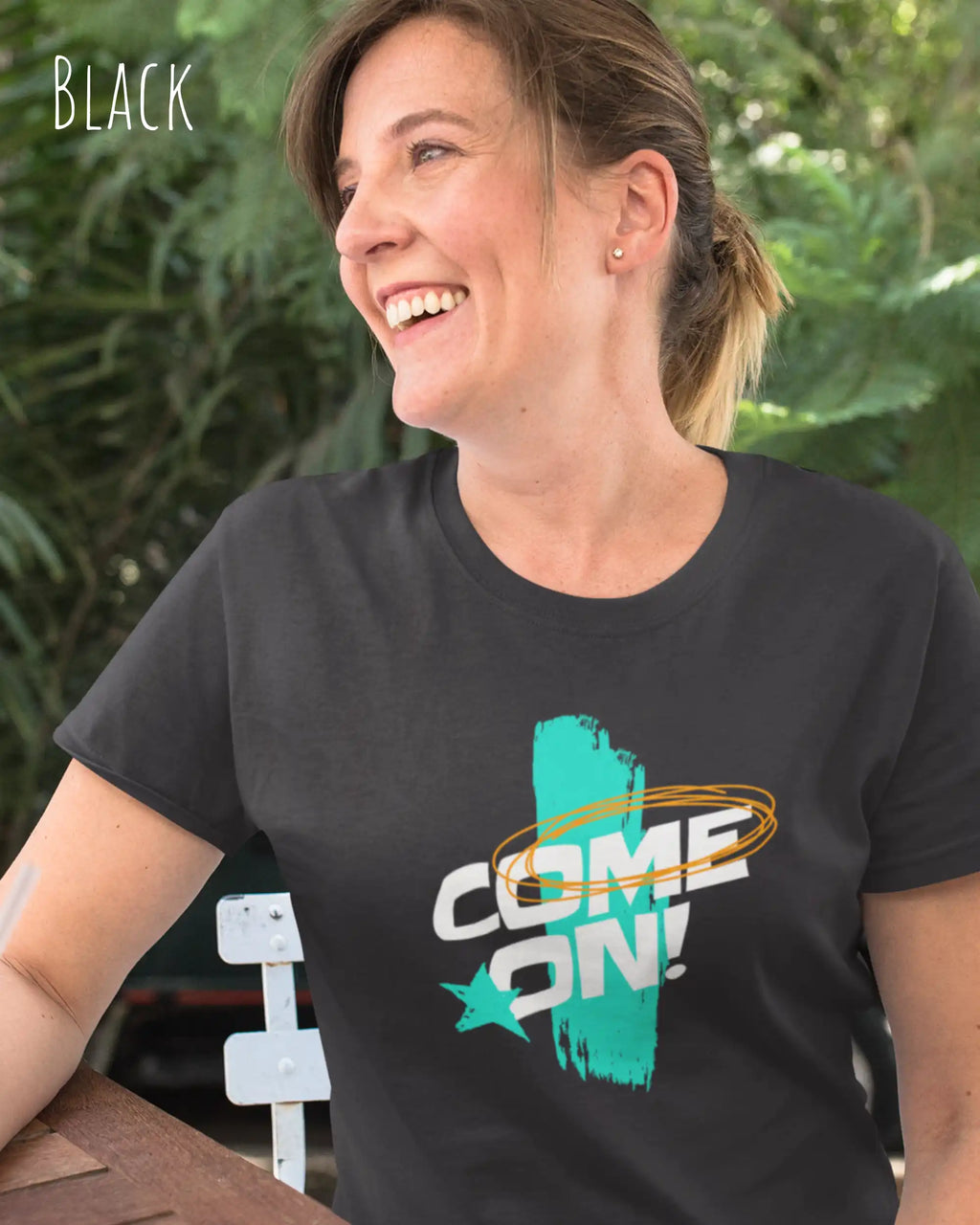 das bild zeigt eine lachende frau, die ein design t-shirt mit femininem schnitt in der farbe black und mit der dynamischen grafik "come on" trägt