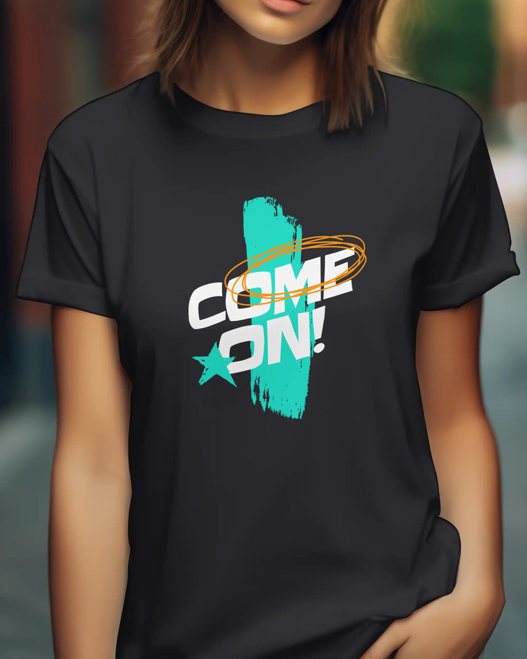 das bild zeigt eine frau, die ein design t-shirt mit femininem schnitt in der farbe black und mit der dynamischen grafik "come on" vorne auf der brust trägt