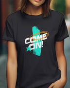das bild zeigt eine frau, die ein design t-shirt mit femininem schnitt in der farbe black und mit der dynamischen grafik "come on" vorne auf der brust trägt