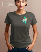 das bild zeigt eine junge frau, die ein design t-shirt mit femininem schnitt in der farbe deep green und mit der dynamischen grafik "come on" oben links trägt