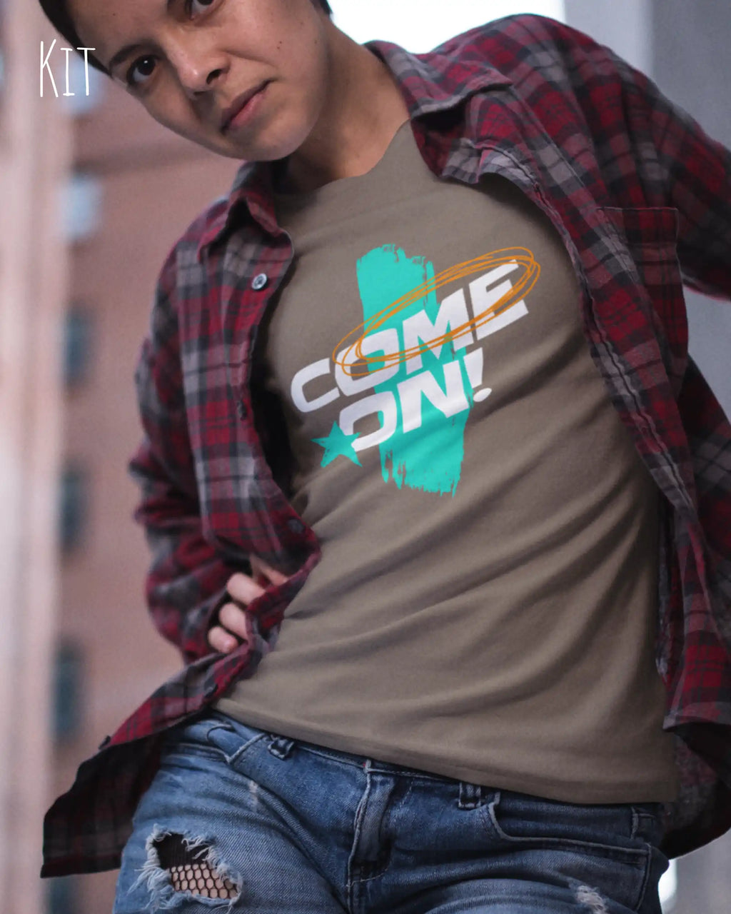 das bild zeigt eine junge frau, die ein design t-shirt mit femininem schnitt in der farbe kit und mit der dynamischen grafik "come on" trägt.