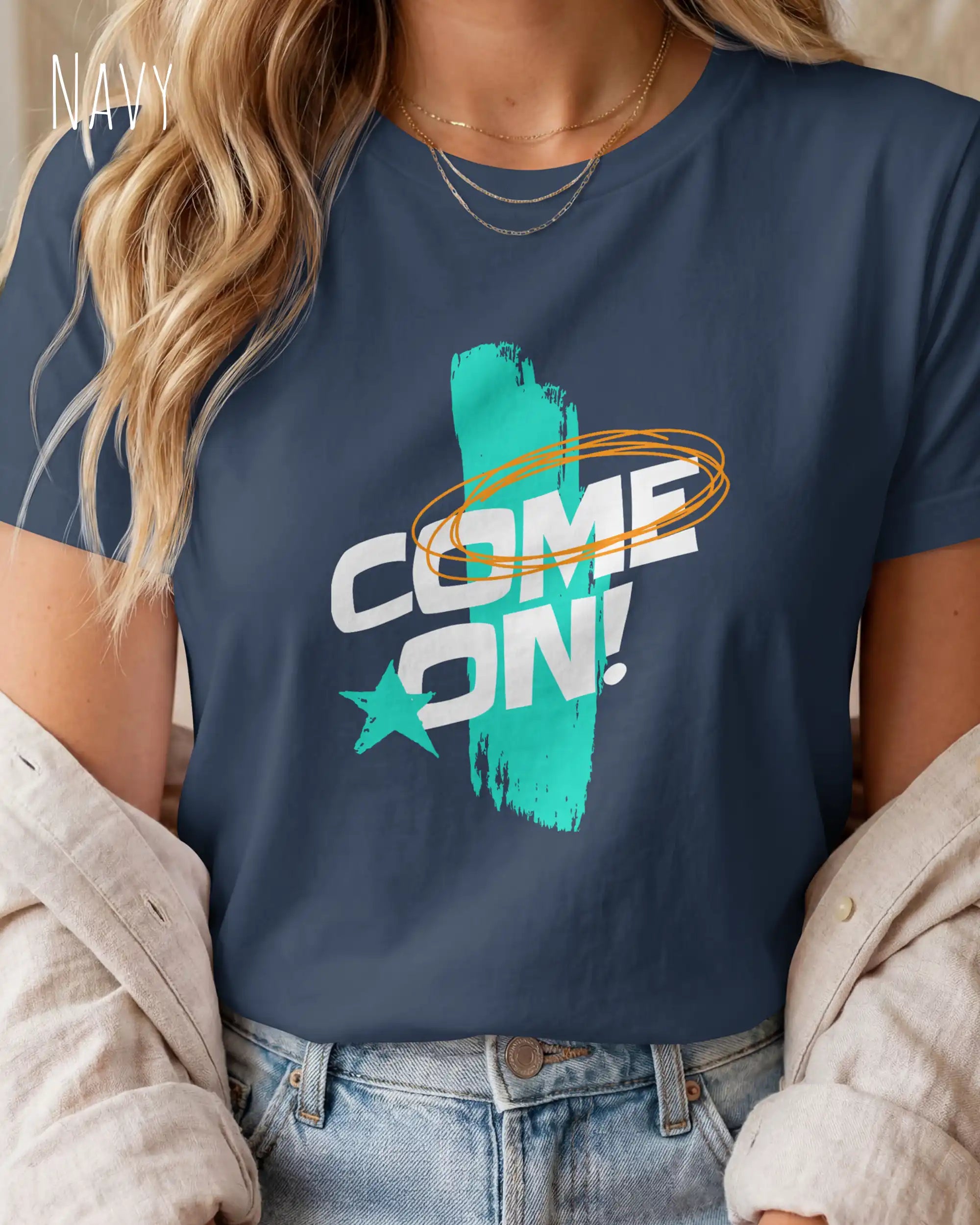 das bild zeigt eine frau, die ein design t-shirt mit femininem schnitt in der farbe navy und mit der dynamischen grafik "come on" trägt