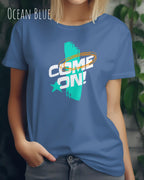 das bild zeigt eine blonde frau, die ein design t-shirt mit femininem schnitt in der farbe ocean blue und mit der dynamischen grafik "come on" trägt