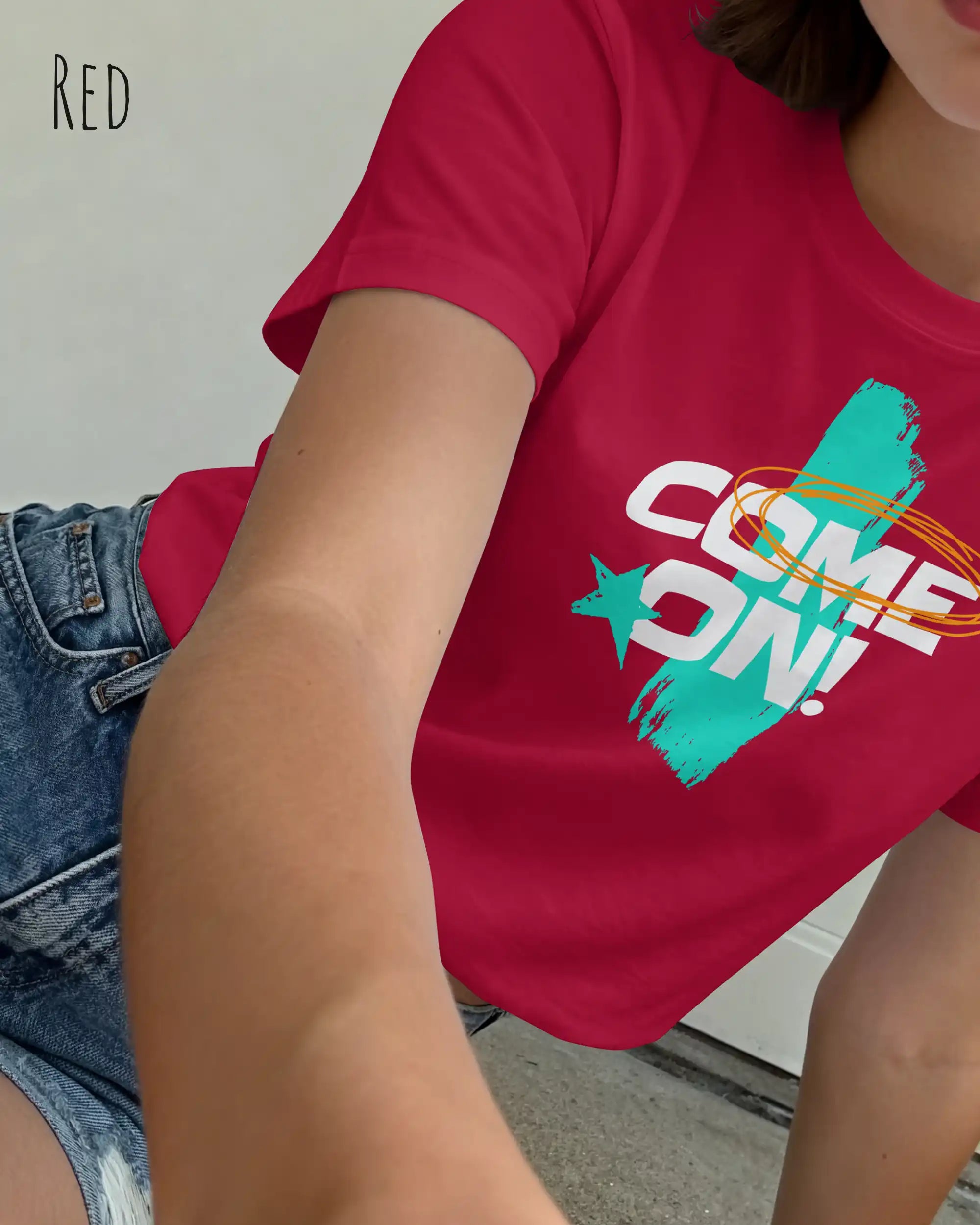 das bild zeigt eine junge frau, die ein design t-shirt mit femininem schnitt in der farbe red und mit der dynamischen grafik "come on" trägt