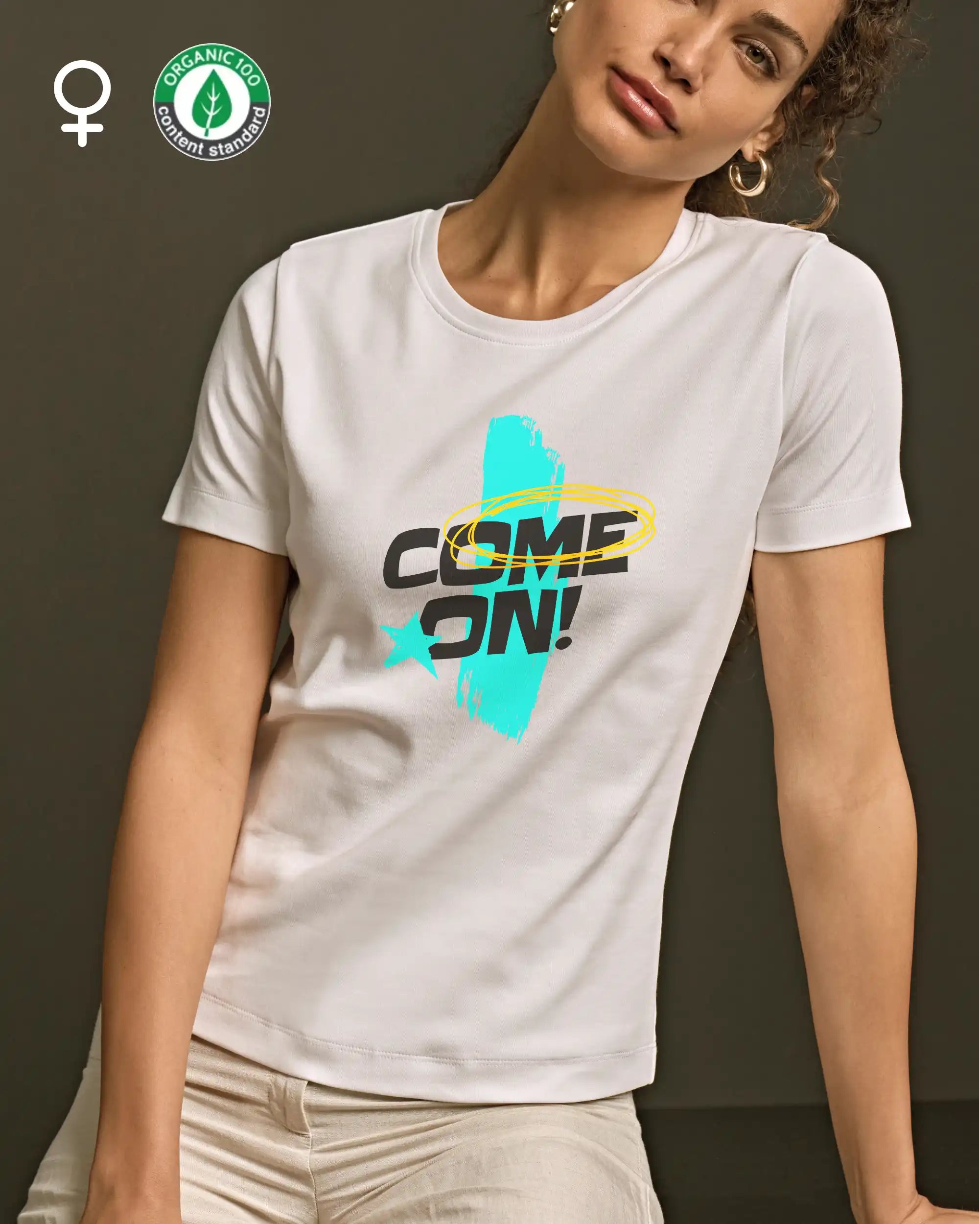 das bild zeigt eine frau, die ein nachhaltiges design t-shirt mit femininem schnitt und mit der dynamischen grafik "come on" vorne mittig auf der brust trägt.