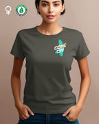 das bild zeigt eine junge frau, die ein nachhaltiges design t-shirt mit femininem schnitt und mit der dynamischen grafik "come on" oben links trägt.