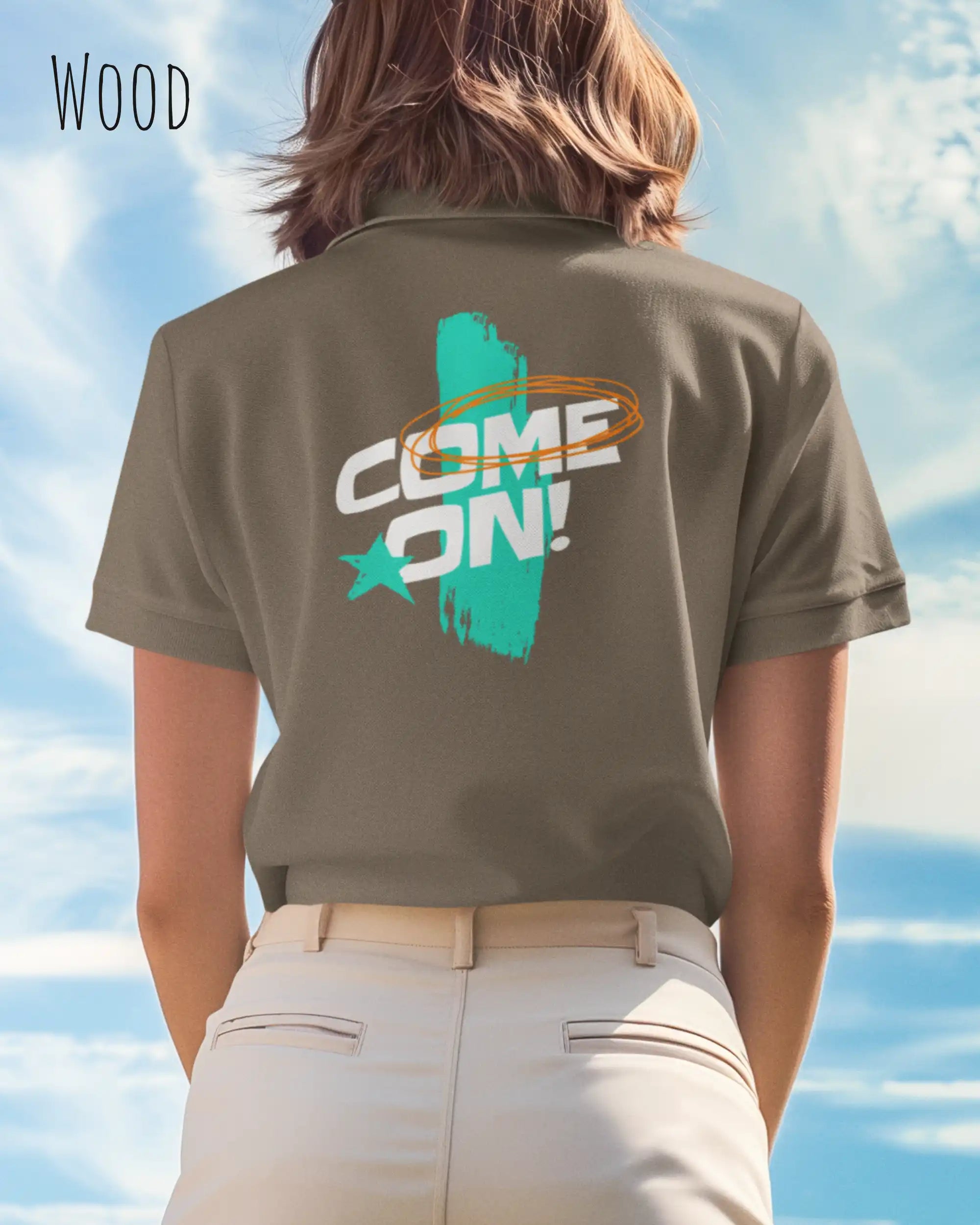 das bild zeigt eine frau, die ein design t-shirt mit femininem schnitt in der farbe wood und mit der dynamischen grafik "come on" als backprint trägt