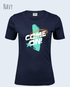 das bild zeigt das T-Shirt Tee Jays Women's Interlock Tee STYLE 580 in der farbe navy mit dem dynamischen  design "COME ON",
