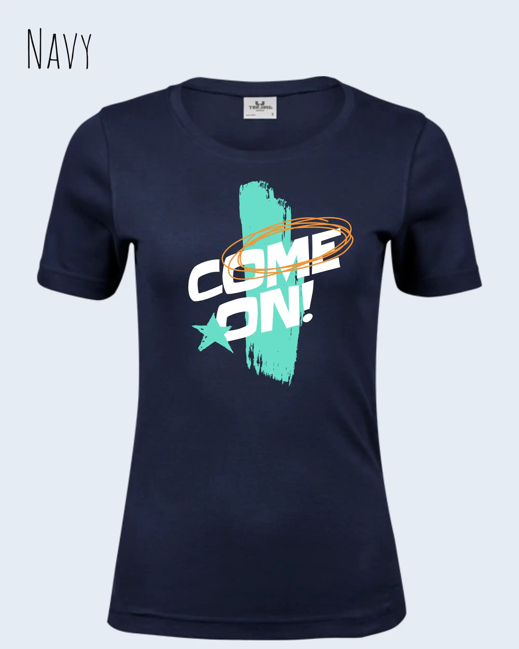 das bild zeigt das T-Shirt Tee Jays Women's Interlock Tee STYLE 580 in der farbe navy mit dem dynamischen  design "COME ON",