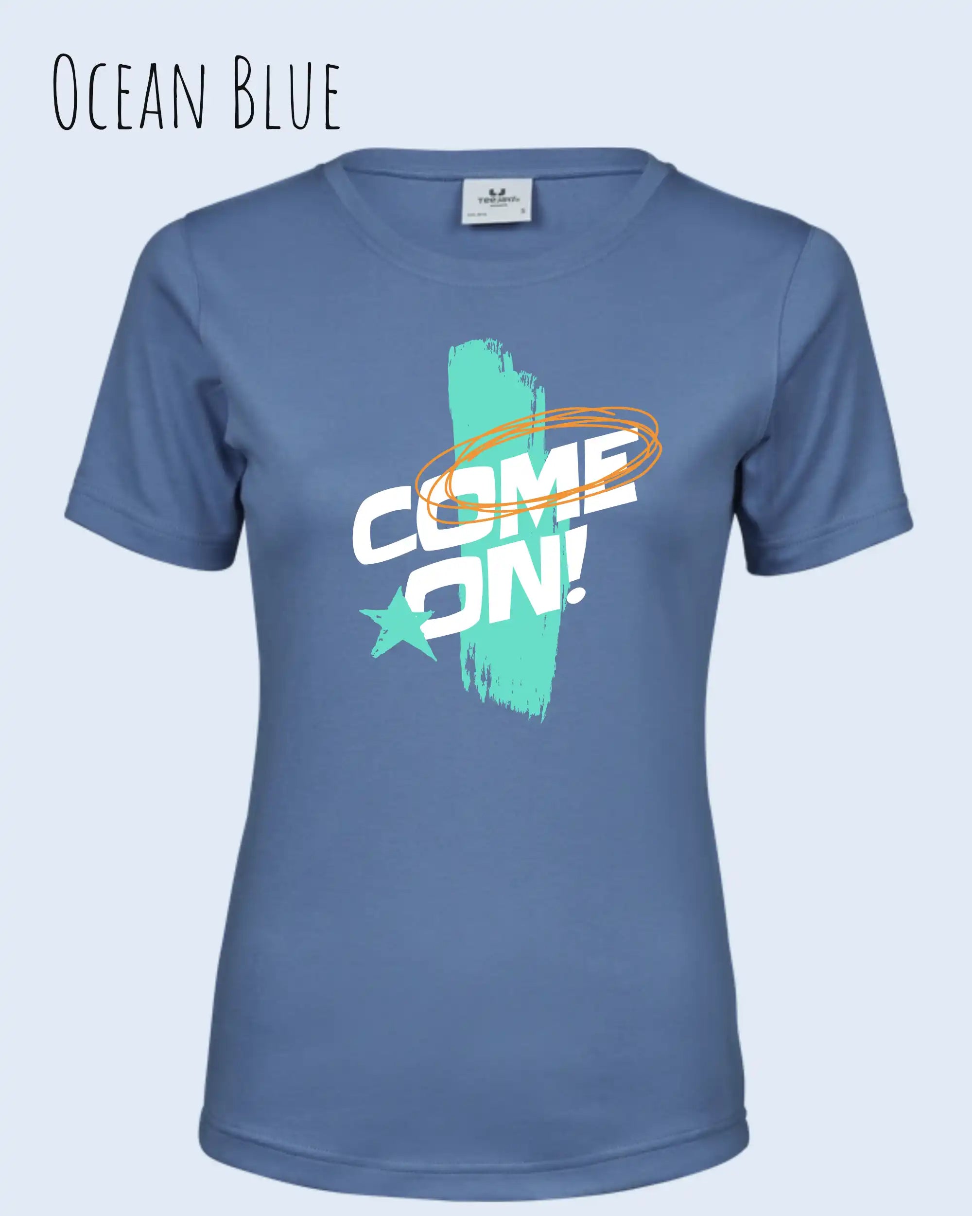 das bild zeigt das T-Shirt Tee Jays Women's Interlock Tee STYLE 580 in der farbe ocean blue mit dem dynamischen  design "COME ON",