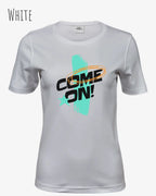 das bild zeigt das T-Shirt Tee Jays Women's Interlock Tee STYLE 580 in der farbe white mit dem dynamischen  design "COME ON",