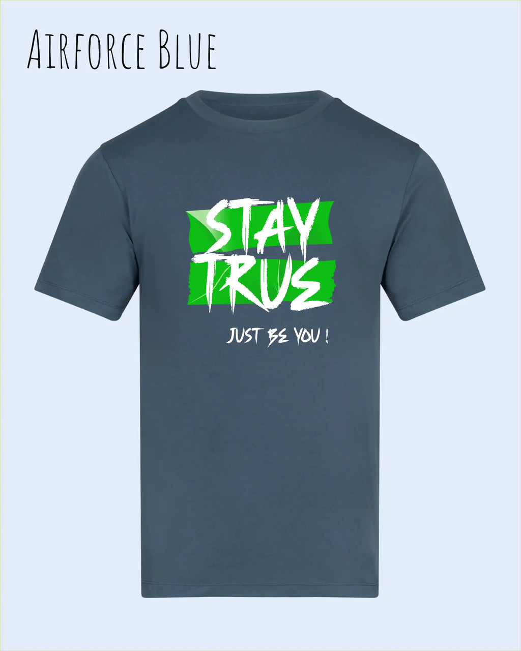 Auf diesem Bild sehen wir ein T-Shirt AWDis 180 T in der farbe airforce blue und mit dem Design stay true,