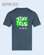 Auf diesem Bild sehen wir ein T-Shirt AWDis 180 T in der farbe airforce blue und mit dem Design stay true,
