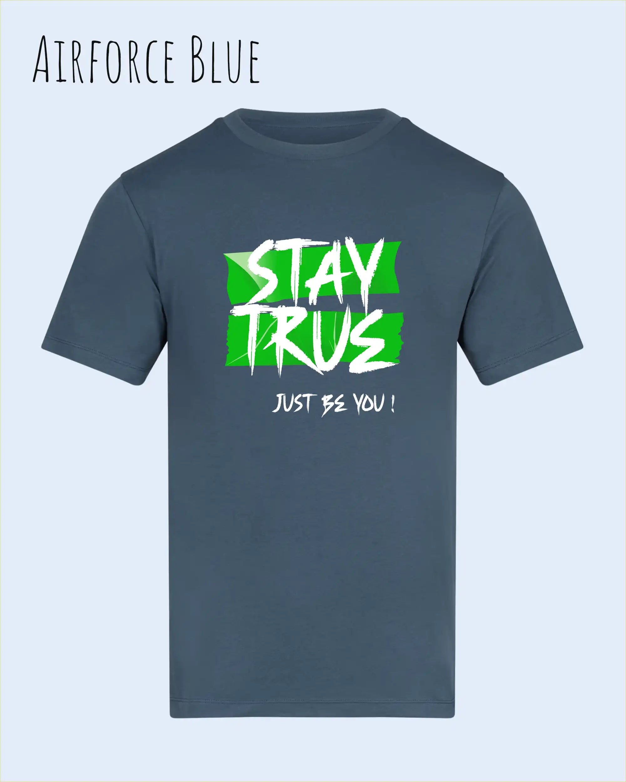Auf diesem Bild sehen wir ein T-Shirt AWDis 180 T in der farbe airforce blue und mit dem Design stay true,