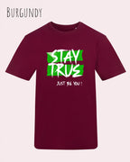 Auf diesem Bild sehen wir ein T-Shirt AWDis 180 T in der farbe Burgund und mit dem Design stay true,
