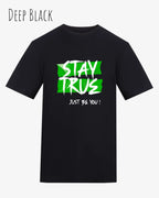 Auf diesem Bild sehen wir ein T-Shirt AWDis 180 T in der farbe depp black und mit dem Design stay true,