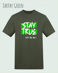 Auf diesem Bild sehen wir ein T-Shirt AWDis 180 T in der farbe earthy Green  und mit dem Design stay true,