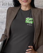 Auf diesem Bild trägt eine frau ein Grafik-t-shirt in der Barbe ddep black und mit dem design stay true oben links.