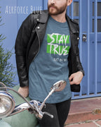 Auf diesem Bild trägt ein mann ein Grafik-t-shirt in der Barbe airforce blue und mit dem design stay true.