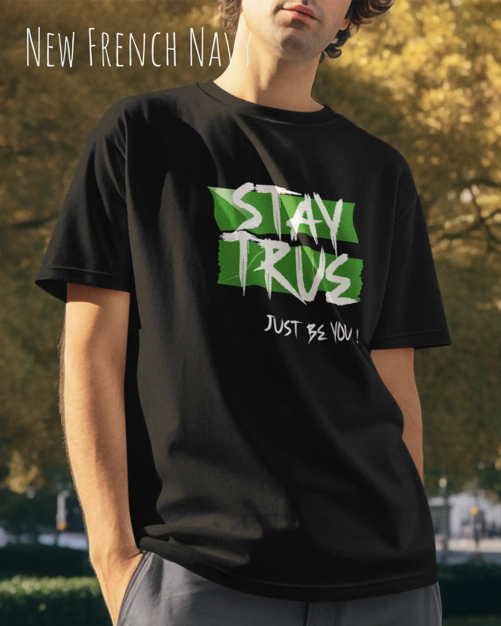 Auf diesem Bild trägt ein mann ein Grafik-t-shirt in der Barbe new french navy und mit dem design stay true.