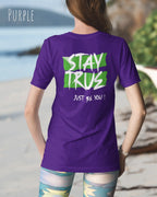 Auf diesem Bild trägt eine frau ein Grafik-t-shirt in der Barbe purple und mit dem backprint design stay true.