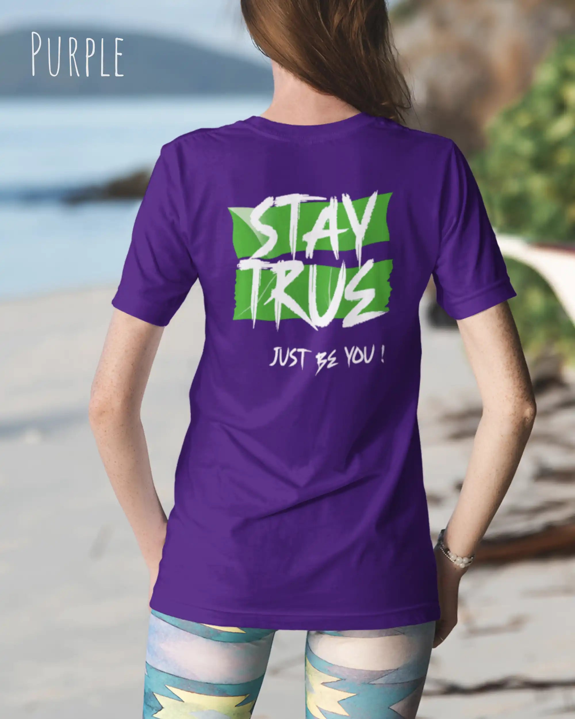 Auf diesem Bild trägt eine frau ein Grafik-t-shirt in der Barbe purple und mit dem backprint design stay true.