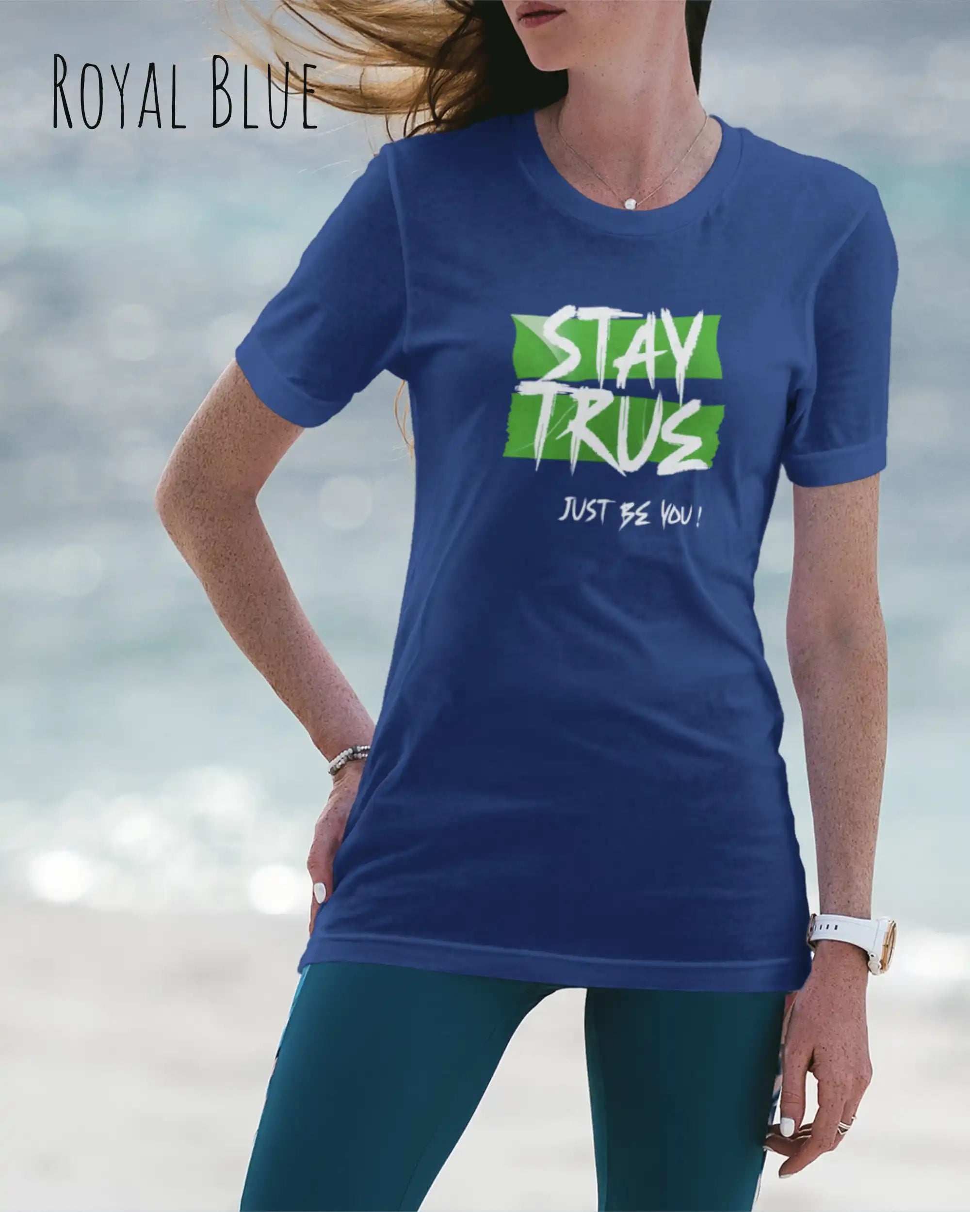 Auf diesem Bild trägt eine frau ein Grafik-t-shirt in der Barbe royal blue und mit dem design stay true.