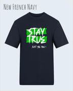 Auf diesem Bild sehen wir ein T-Shirt AWDis 180 T in der farbe new french navy und mit dem Design stay true,
