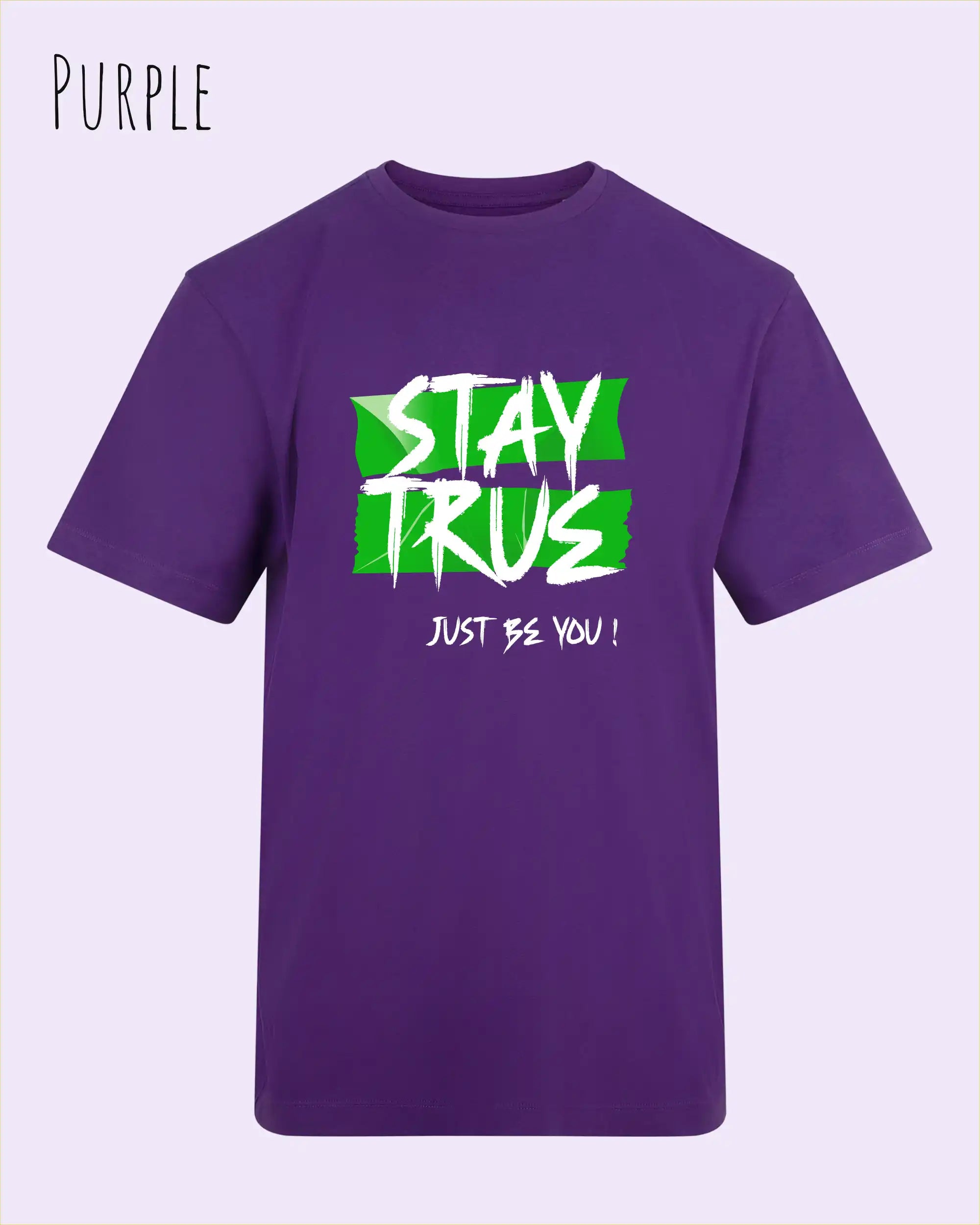 Auf diesem Bild sehen wir ein T-Shirt AWDis 180 T in der farbe purple und mit dem Design stay true,