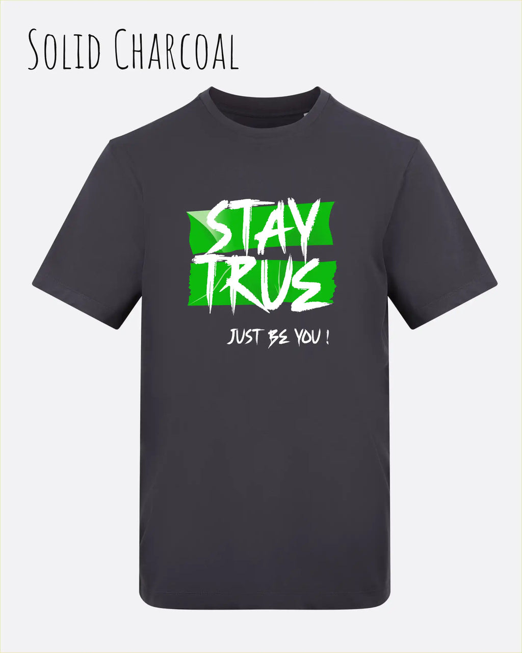 Auf diesem Bild sehen wir ein T-Shirt AWDis 180 T in der farbe solid charcoal und mit dem Design stay true,