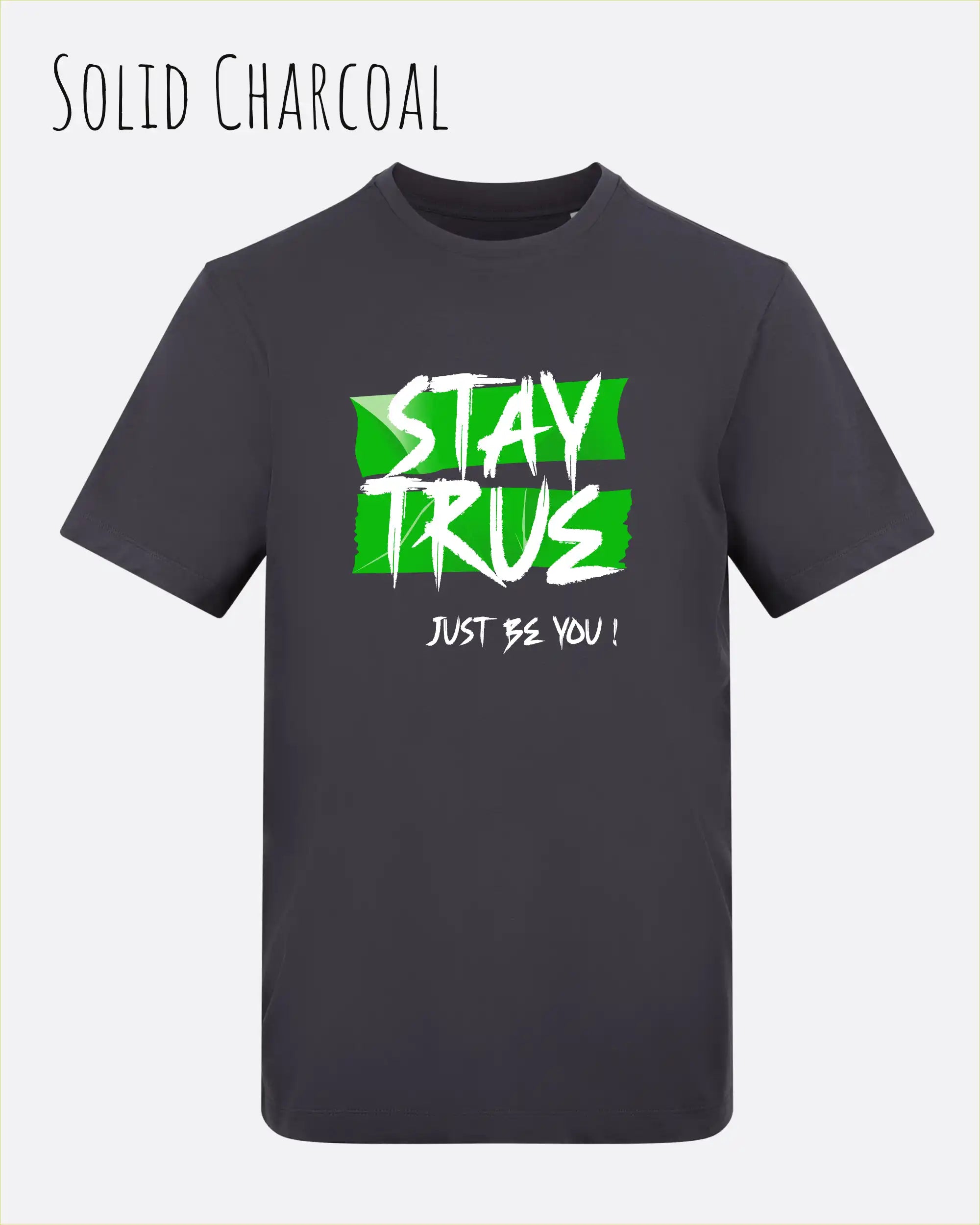Auf diesem Bild sehen wir ein T-Shirt AWDis 180 T in der farbe solid charcoal und mit dem Design stay true,