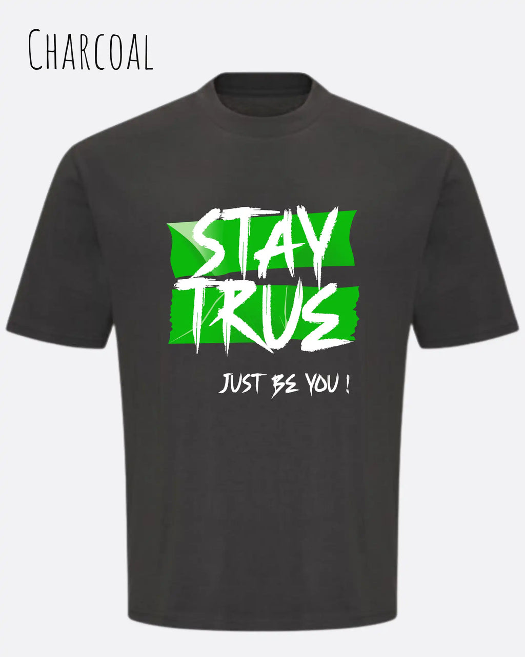 die Abbildung zeigt ein oversized heavyweight design-t-shirt in der farbe charcoal mit dem statement-motiv stay true.