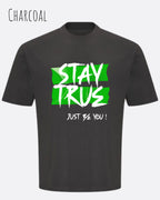 die Abbildung zeigt ein oversized heavyweight design-t-shirt in der farbe charcoal mit dem statement-motiv stay true.