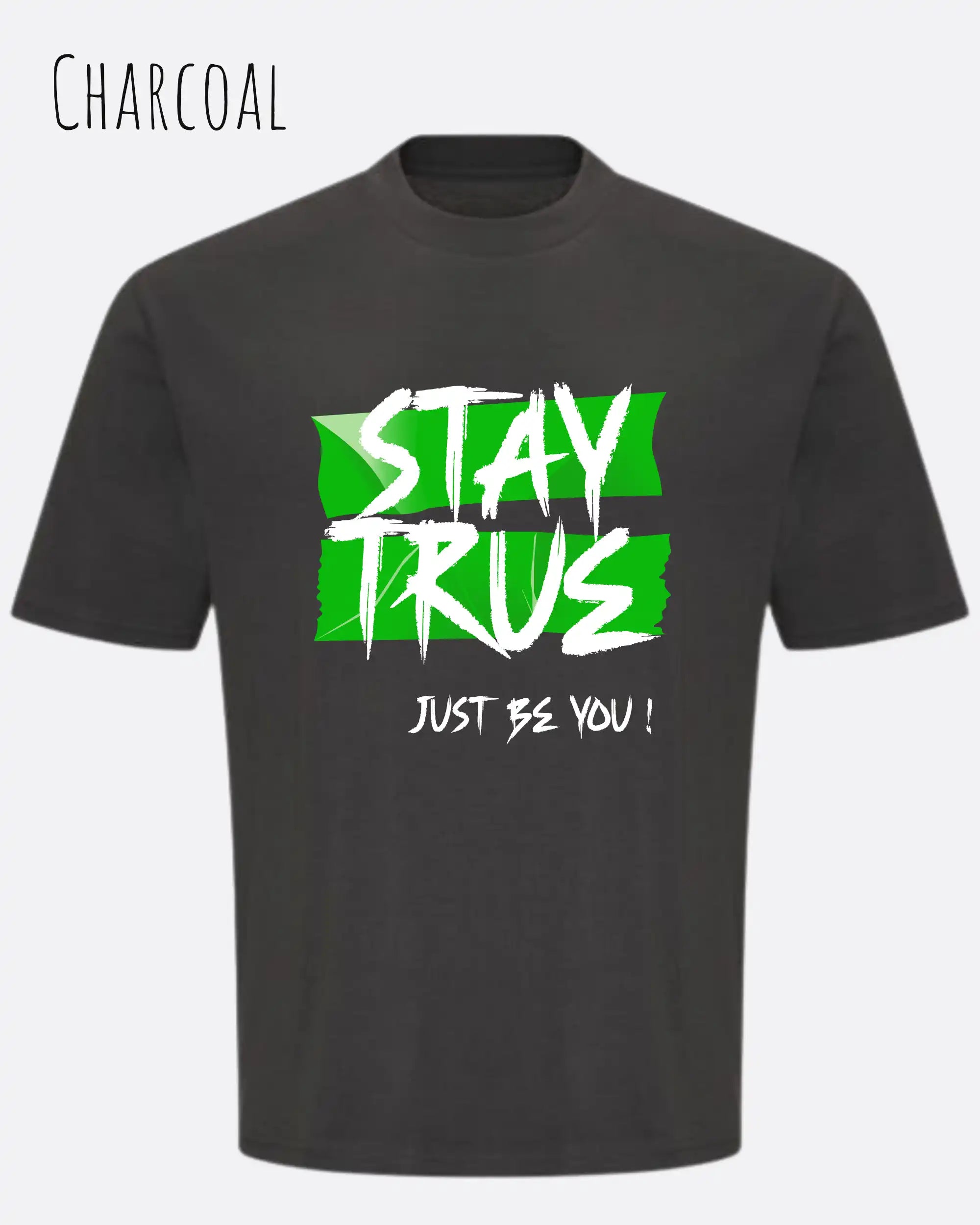 die Abbildung zeigt ein oversized heavyweight design-t-shirt in der farbe charcoal mit dem statement-motiv stay true.