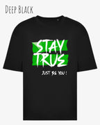 die Abbildung zeigt ein oversized heavyweight design-t-shirt in der farbe deep black mit dem statement-motiv stay true.