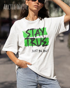 auf diesem bild trägt eine junge frau ein oversized heavyweight design-t-shirt in der farbe arctic white mit dem statement-motiv stay true.
