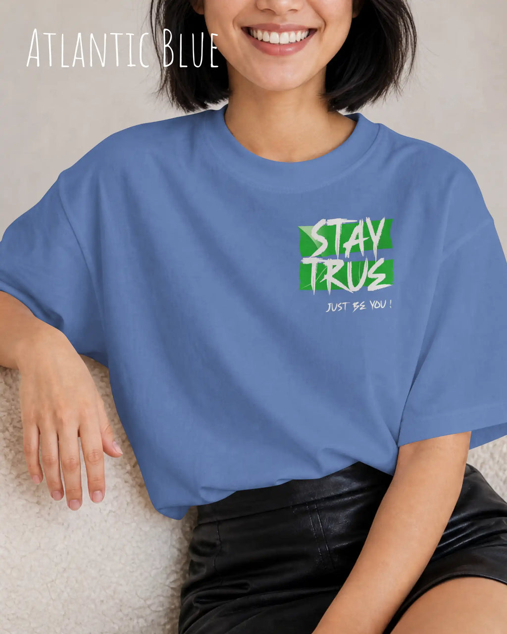 auf diesem bild trägt eine frau ein oversized heavyweight design-t-shirt in der farbe atlantic blue mit dem statement-motiv stay true.