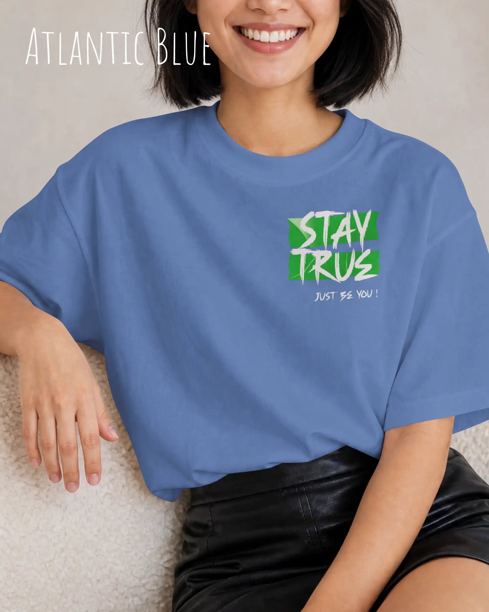auf diesem bild trägt eine frau ein oversized heavyweight design-t-shirt in der farbe atlantic blue mit dem statement-motiv stay true.
