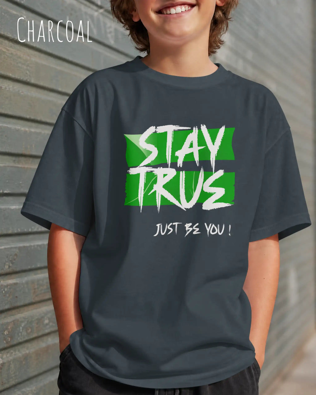 auf diesem bild trägt ein mann ein oversized heavyweight design-t-shirt in der farbe charcoal mit dem statement-motiv stay true.
